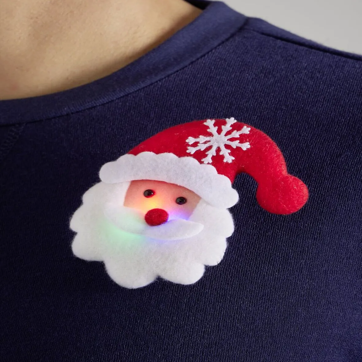 Badge lumineux Noël rouge et blanc - 4 modèles-Gifi Sale