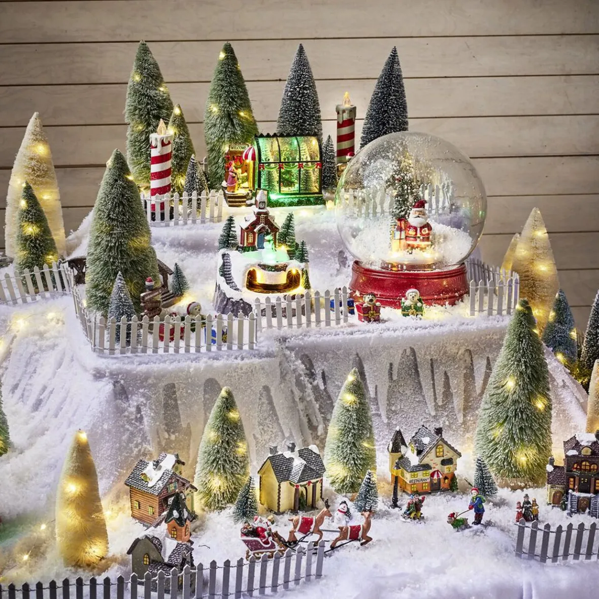 Sapin vert accessoires village de Noël x5-Gifi New